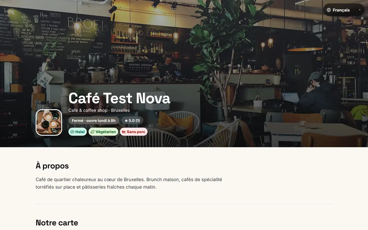 La page web gratuite d'un café sur un ordinateur : grande photo de couverture, logo, nom, horaires, note et régimes, puis la présentation du café.