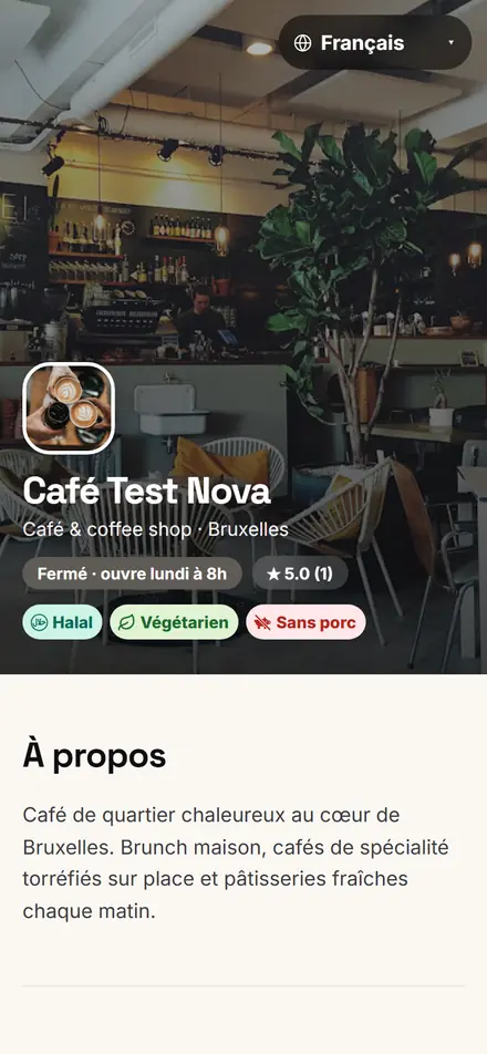 La même page gratuite sur un téléphone : couverture, logo, nom du café, horaires et régimes.